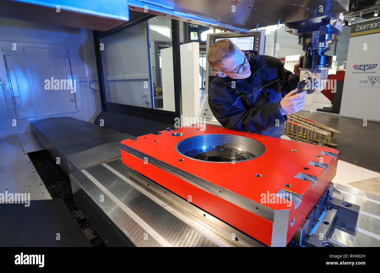 Leipzig, Deutschland. 04 Feb, 2019. Anwendungsingenieur bereitet eine CNC-Fräsmaschine TA-A35 der Firma Bimatec Soraluce für die Präsentation auf der Messe "Intec". Insgesamt mehr als 1300 Aussteller aus 31 Ländern werden Innovationen aus der Metallindustrie an zwei gleichzeitigen Messen in Leipzig vom 5. bis 8. Februar 2019. Unter anderem Intec ist für den Werkzeugmaschinenbau. Der Fokus wird auch auf die Digitalisierung. Messe Z konzentriert sich auch auf die Dienstleistungen. Kredite: Jan Woitas/dpa-Zentralbild/dpa/Alamy leben Nachrichten Stockfoto