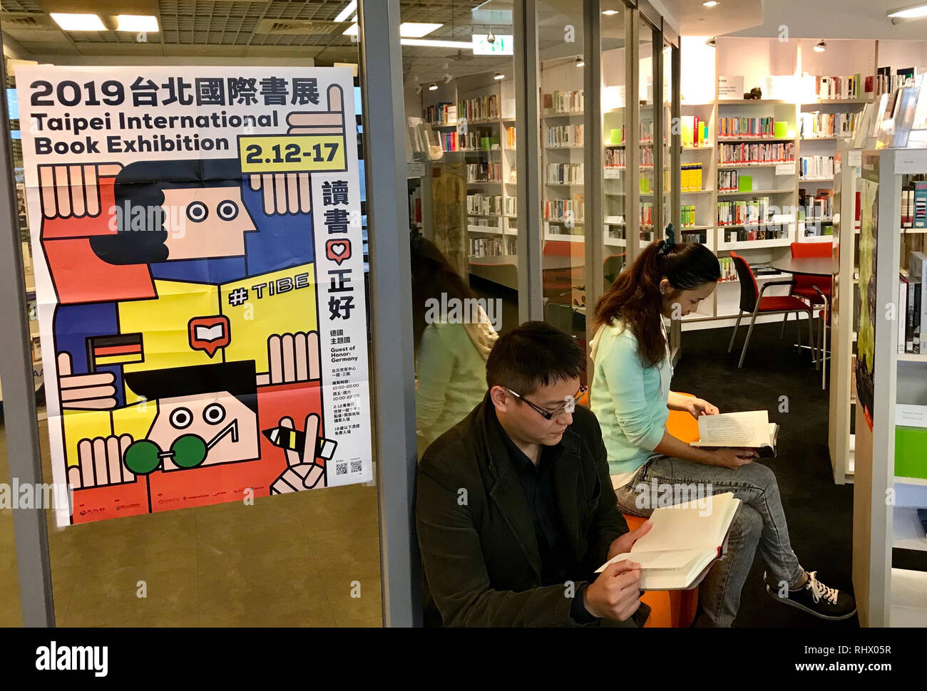 01. Februar 2019, Taiwan, Taipeh: Besucher des Goethe-Instituts Lesen von Büchern deutscher Autoren in der Bibliothek. Mit "Deutsche Geschichten", Deutschland wird sich als Ehrengast der Internationalen Buchausstellung in Taipei vom 12. bis 17. Februar vorlegen. (Dpa' Deutschland als Gast an der Internationalen Buchmesse in Taiwan" vom 04.02.2019) Foto: Chiu Yu-Tzu/dpa Stockfoto