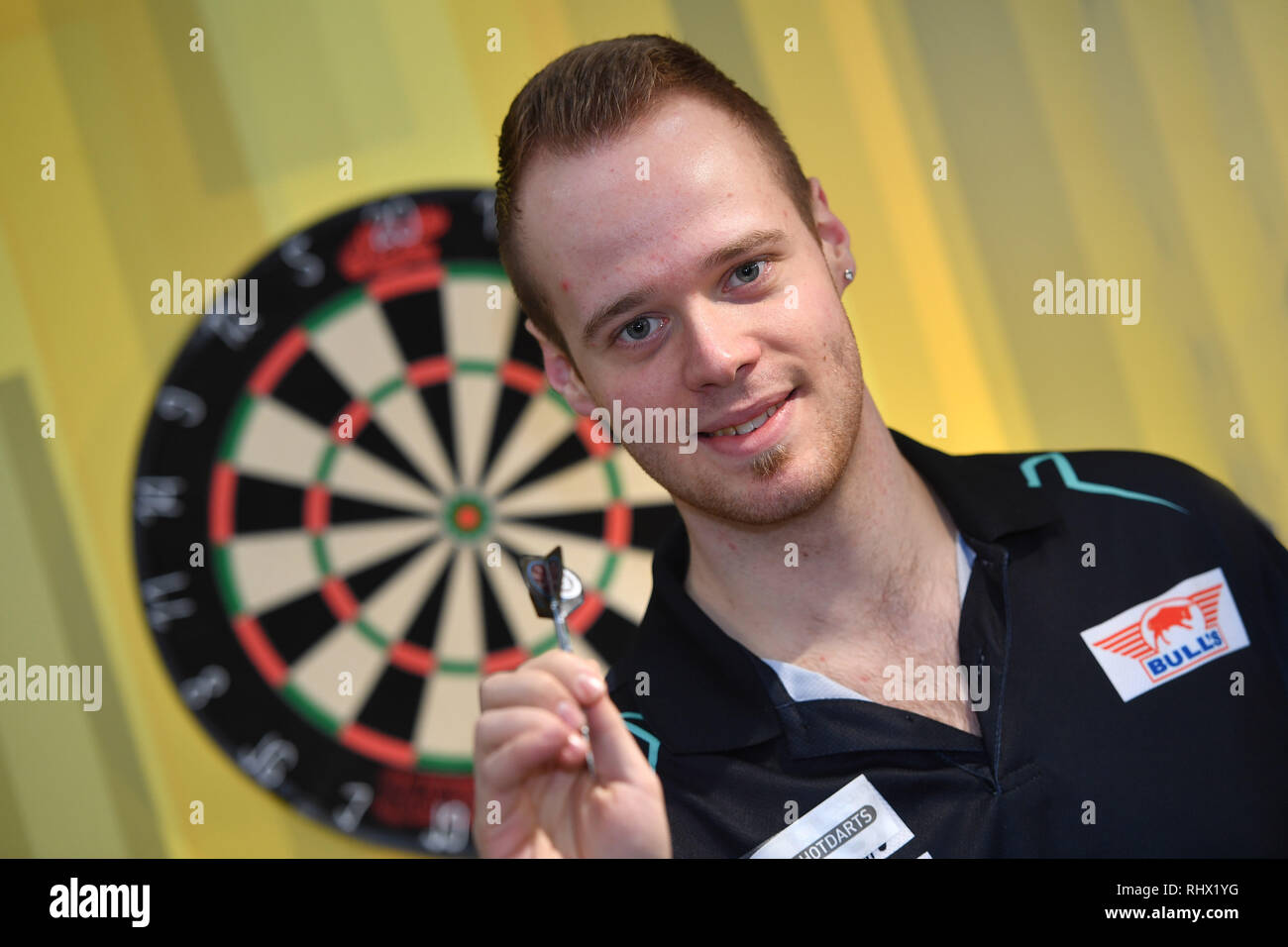 München, Deutschland. 04 Feb, 2019. Max Hopp ist ein Deutscher dart Player. In der Öffentlichkeit und in den Medien ist er auch als "aximiser" bekannt. Er ist der größte Dart Talent in Deutschland. Hier auf der ISPO 2019 (internationale Sportartikelbranche Fair) am 04.02.2019 in München. Posieren mit Dart, Aktion, single Bild, Single Cut Motiv, Porträt, Porträt, Porträt. | Verwendung der weltweiten Kredit: dpa/Alamy leben Nachrichten Stockfoto