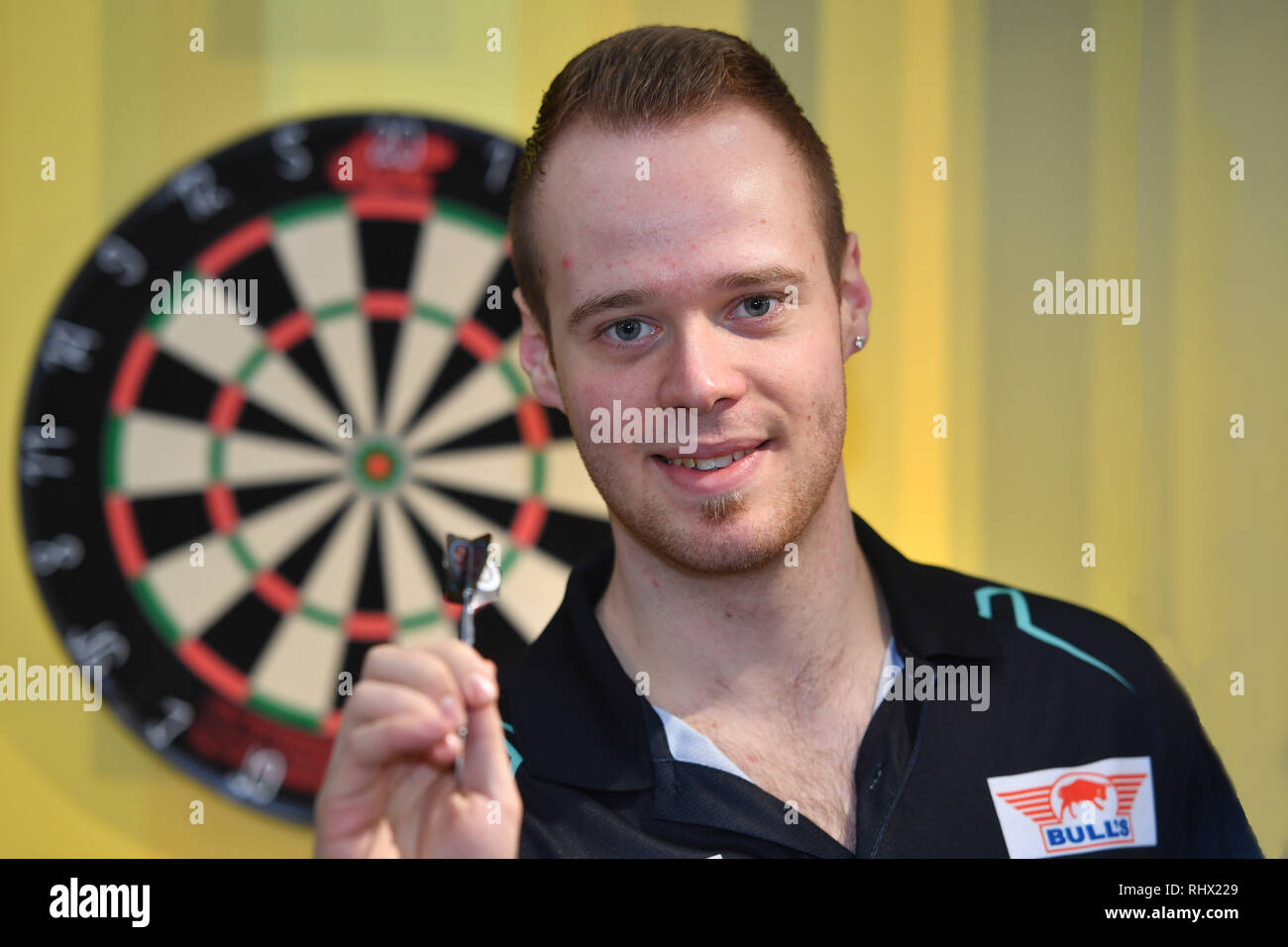 München, Deutschland. 04 Feb, 2019. Max Hopp ist ein Deutscher dart Player. In der Öffentlichkeit und in den Medien ist er auch als "aximiser" bekannt. Er ist der größte Dart Talent in Deutschland. Hier auf der ISPO 2019 (internationale Sportartikelbranche Fair) am 04.02.2019 in München. Posieren mit Dart, Aktion, single Bild, Single Cut Motiv, Porträt, Porträt, Porträt. | Verwendung der weltweiten Kredit: dpa/Alamy leben Nachrichten Stockfoto