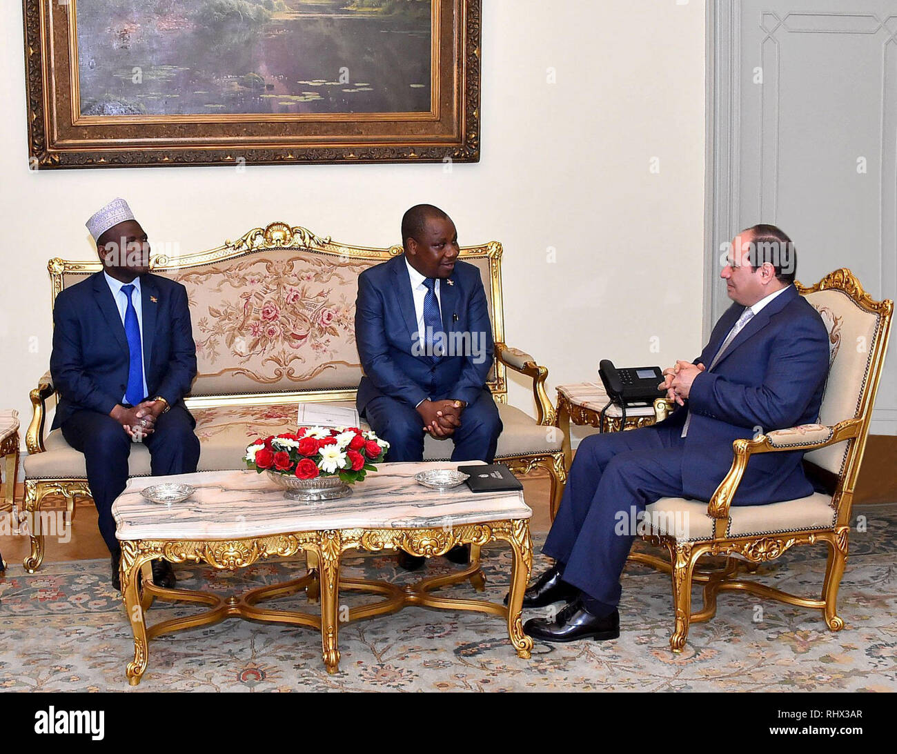 Februar 4, 2019 - Kairo, Kairo, Ägypten - ein Handout Bild von der ägyptischen Präsidentschaft Veröffentlicht am Februar 4, 2019 zeigt den ägyptischen Präsidenten Abdel Fattah al-Sisi (R) Treffen mit dem Minister für Auswärtige Angelegenheiten von Burundi, Ezechiel Nibigira, im Präsidentenpalast in der ägyptischen Hauptstadt Kairo (Credit Bild: © der ägyptische Präsident Büro/APA Bilder über ZUMA Draht) Stockfoto