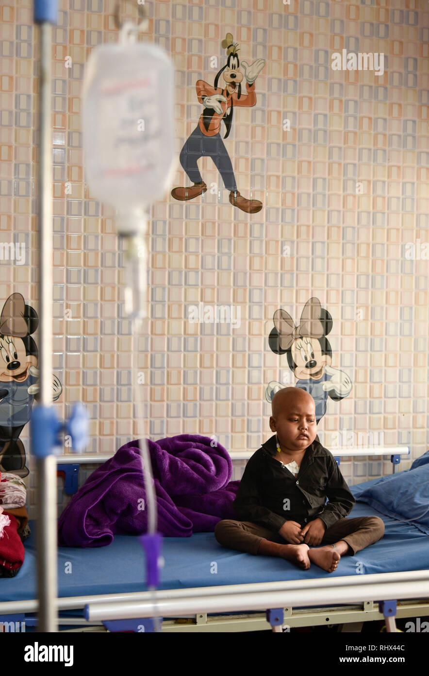 Guwahati, Assam, Indien. 4 Feb, 2019. Kind Krebs Patienten auf seinem Bett bei Dr. Bhubaneswar Borooah Cancer Institute und das Forschungszentrum in Guwahati am Montag, den 4. Februar 2019 als Weltkrebstag am 4. Februar markiert das Bewusstsein für Krebs zu erhöhen und seine Verhütung, Erkennung und Behandlung. Quelle: David Talukdar/Alamy leben Nachrichten Stockfoto