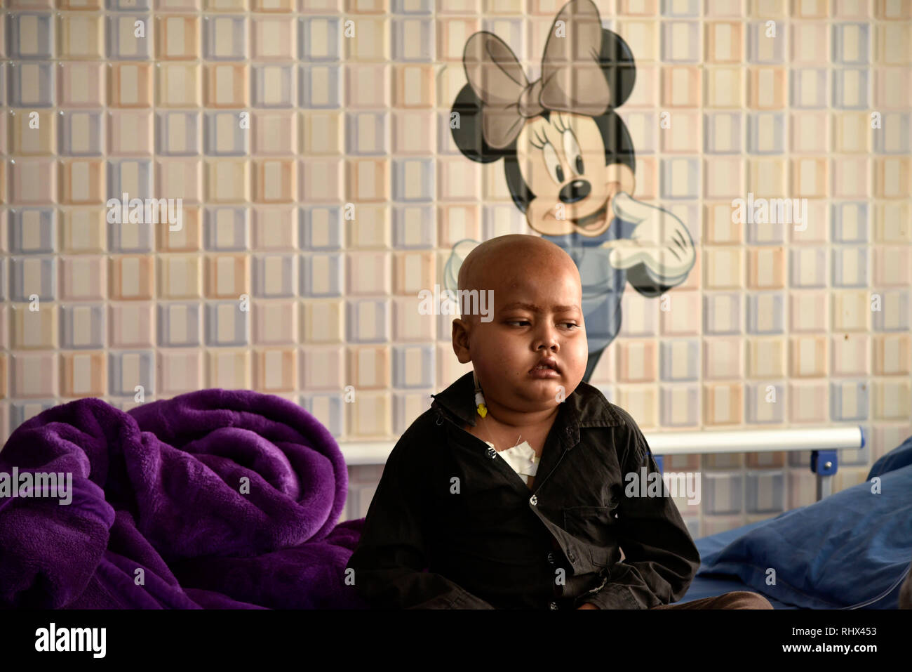 Guwahati, Assam, Indien. 4 Feb, 2019. Kind Krebs Patienten auf seinem Bett bei Dr. Bhubaneswar Borooah Cancer Institute und das Forschungszentrum in Guwahati am Montag, den 4. Februar 2019 als Weltkrebstag am 4. Februar markiert das Bewusstsein für Krebs zu erhöhen und seine Verhütung, Erkennung und Behandlung. Quelle: David Talukdar/Alamy leben Nachrichten Stockfoto