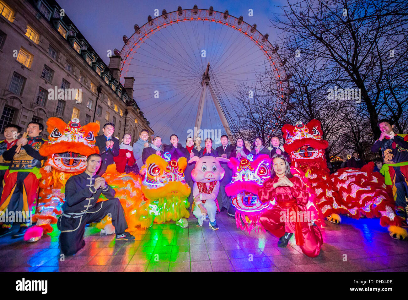 London, Großbritannien. 4. Feb 2019. Die eave der Chinesischen neue Jahr des Schweins ist am London Eye mit Lion Tänzer und eine Farbe zu ändern, um das Rad selbst gefeiert. Credit: Guy Bell/Alamy leben Nachrichten Stockfoto