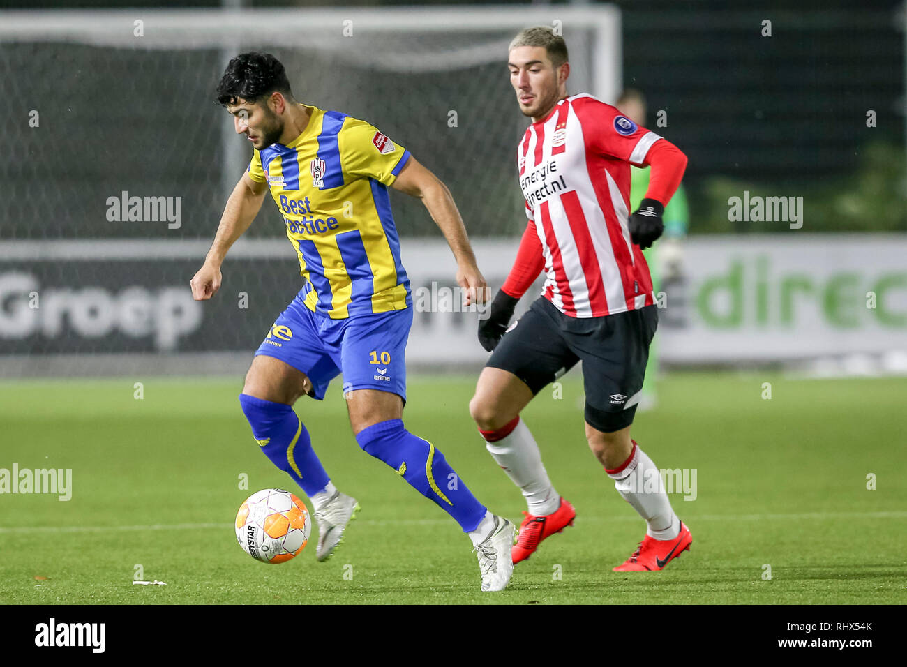 EINDHOVEN, 04-02-2019, De Herdgang, Keuken Kampioen Divisie, Jong PSV-Top Oss, Saison 2018 / 2019, TOP Oss Spieler Hüseyin Dogan (l) Jong PSV player Marlon Frey (r) während des Spiels Jong PSV-Top Oss Stockfoto