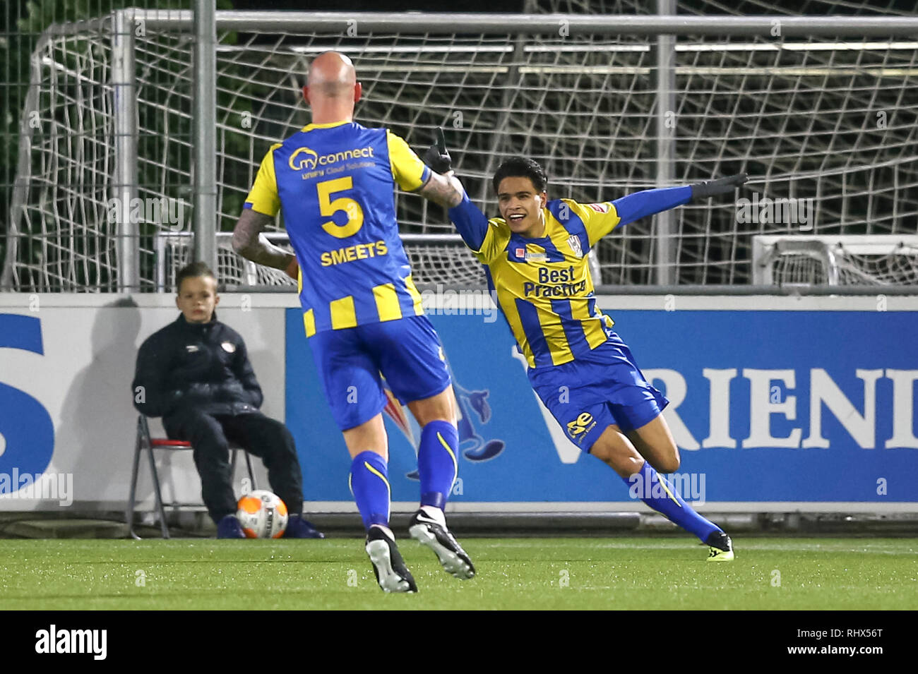 EINDHOVEN, 04-02-2019, De Herdgang, Keuken Kampioen Divisie, Jong PSV-Top Oss, Saison 2018 / 2019, TOP Oss player Ragnar Oratmango celebrtate sein Ziel (0-1) während des Spiels Jong PSV-Top Oss Stockfoto