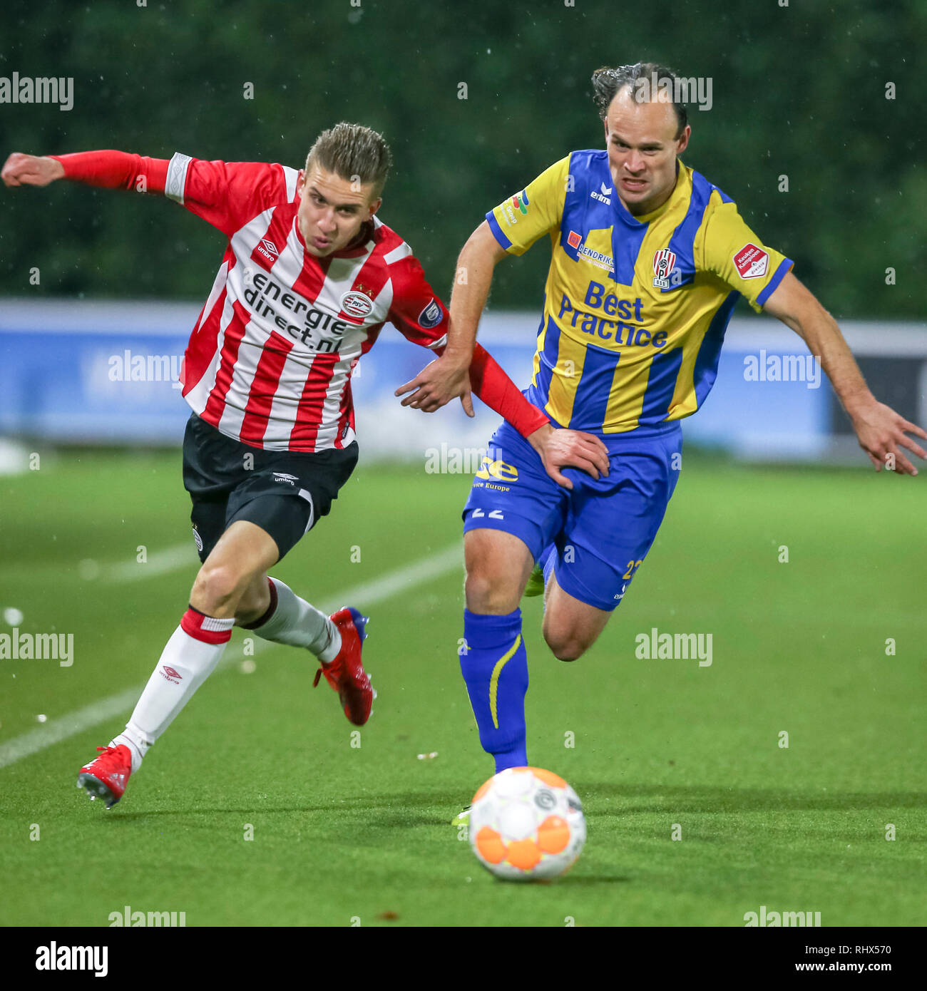 EINDHOVEN, 04-02-2019, De Herdgang, Keuken Kampioen Divisie, Jong PSV-Top Oss, Saison 2018 / 2019, Jong PSV player Baggio Wallenburg (l) Top Oss player Niels Fleuren (r) während des Spiels Jong PSV-Top Oss Stockfoto