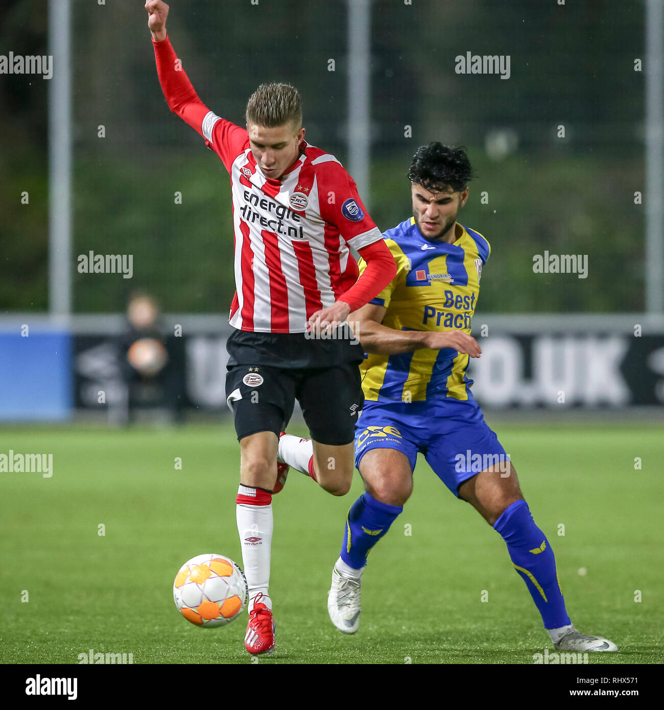 EINDHOVEN, 04-02-2019, De Herdgang, Keuken Kampioen Divisie, Jong PSV-Top Oss, Saison 2018 / 2019, Jong PSV player Baggio Wallenburg (l) Top Oss Spieler Hüseyin Dogan (r) während des Spiels Jong PSV-Top Oss Stockfoto