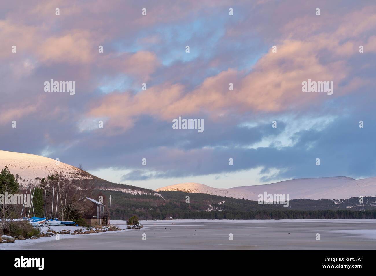 Aviemore, Schottland. 4. Feb 2019. UK Wetter: Dies ist Loch Morlich in der Nähe von Aviemore, Schottland, UK am Montag, den 4. Februar 2019, die wegen der kalten Witterung, die den Norden von Schottland geschlagen hat, eingefroren hat. Credit: JASPERIMAGE/Alamy leben Nachrichten Stockfoto