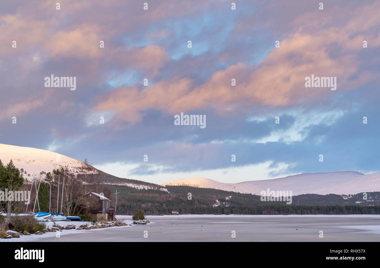 Aviemore, Schottland. 4. Feb 2019. UK Wetter: Dies ist Loch Morlich in der Nähe von Aviemore, Schottland, UK am Montag, den 4. Februar 2019, die wegen der kalten Witterung, die den Norden von Schottland geschlagen hat, eingefroren hat. Credit: JASPERIMAGE/Alamy leben Nachrichten Stockfoto