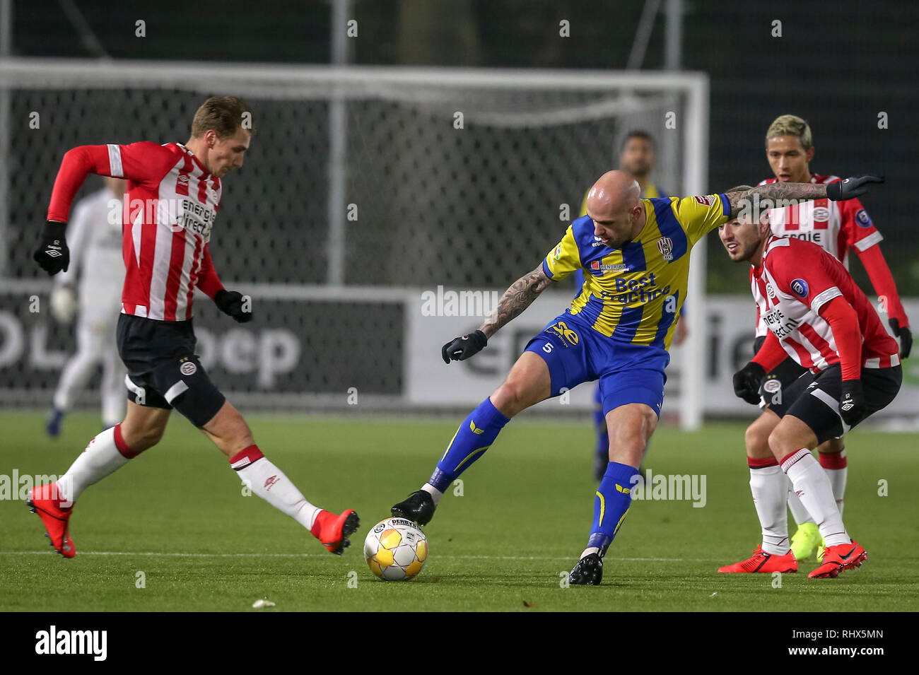 EINDHOVEN, 04-02-2019, De Herdgang, Keuken Kampioen Divisie, Jong PSV-Top Oss, Saison 2018 / 2019, Jong PSV-Spieler Matthias Verreth (l) Top Oss player Bryan Smeets (r) während des Spiels Jong PSV-Top Oss (3-1) Stockfoto