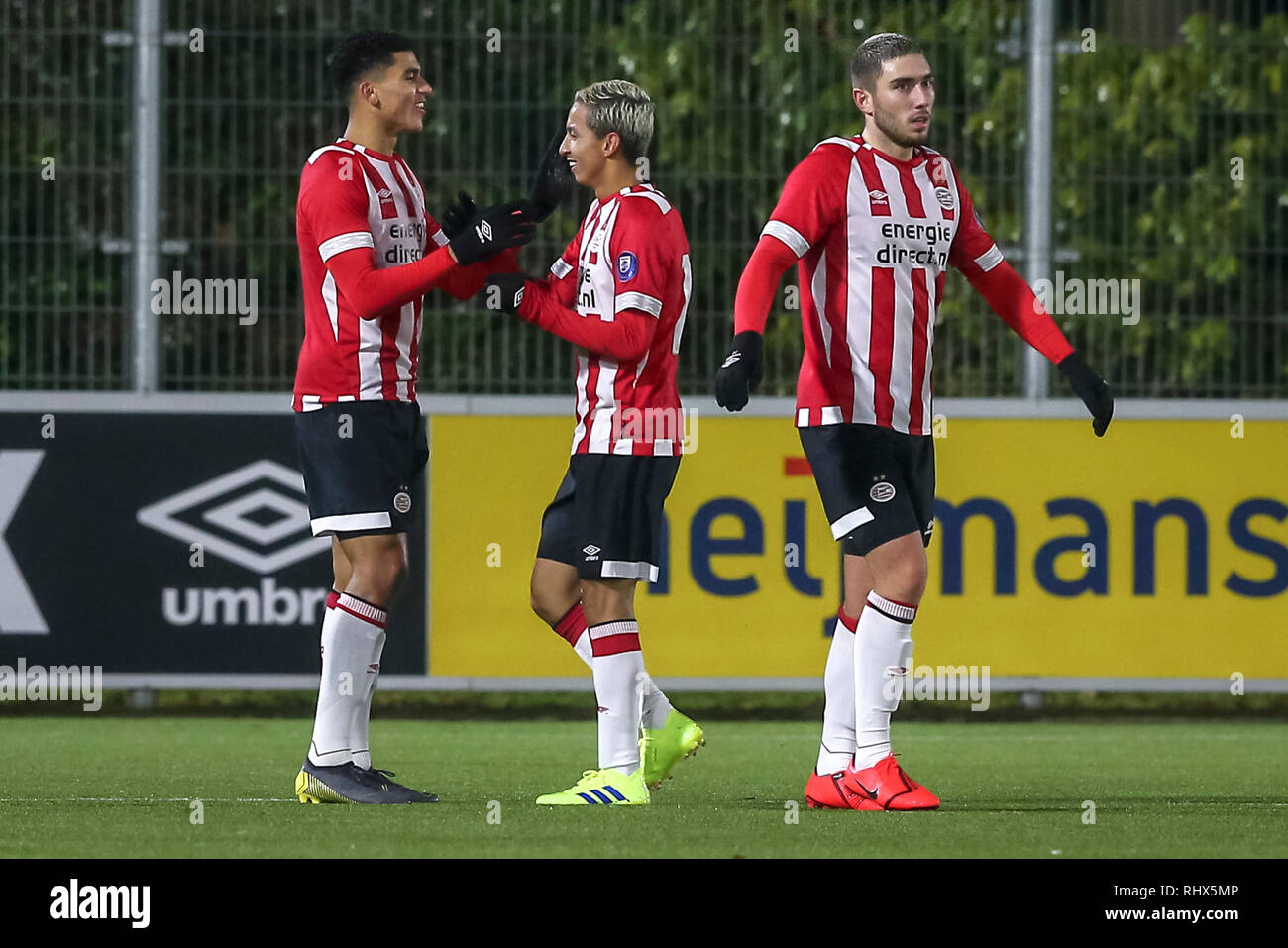 EINDHOVEN, 04-02-2019, De Herdgang, Keuken Kampioen Divisie, Jong PSV-Top Oss, Saison 2018 / 2019, Jong PSV player Zakaria Aboukhlal (l) feiert sein Ziel während des Spiels Jong PSV-Top Oss (3-1) Stockfoto