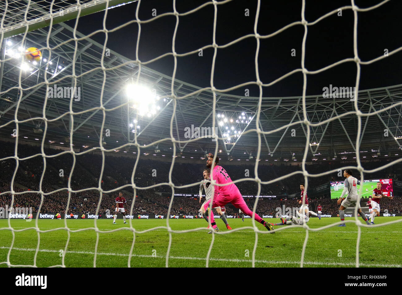 London, Großbritannien. 4. Februar, 2019. Mark Noble von West Ham United Triebe über der Bar mit Alisson Becker von der Liverpool geschlagen - West Ham United gegen Liverpool, Premier League, London Stadium, London (Stratford) - 4 Februar 2019 Editorial nur verwenden - DataCo Einschränkungen gelten Credit: Spieltag Bilder begrenzt/Alamy leben Nachrichten Stockfoto