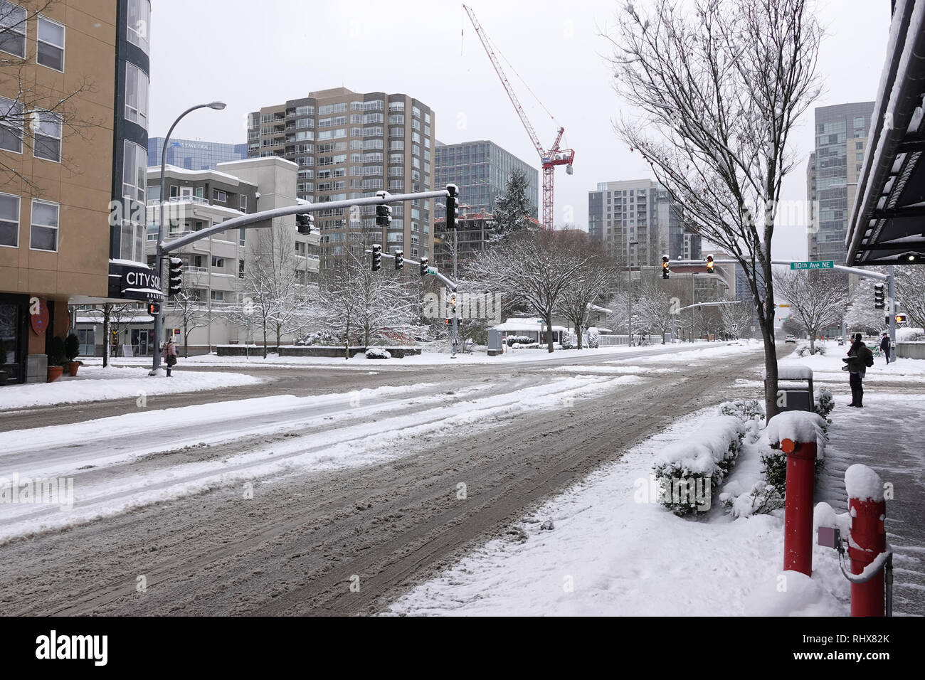Bellevue, WA, USA. 4 Feb, 2019. Bellevue ist eingeschneit. Es gibt nur sehr wenige Autos und Fußgänger auf den Straßen Stockfoto