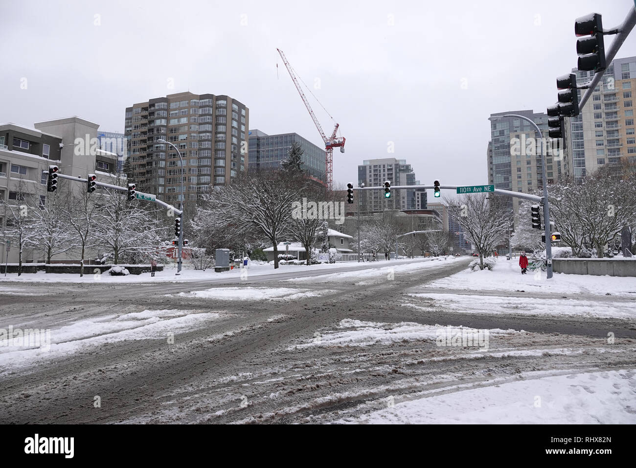 Bellevue, WA, USA. 4 Feb, 2019. Bellevue ist eingeschneit. Es gibt nur sehr wenige Autos und Fußgänger auf den Straßen Stockfoto