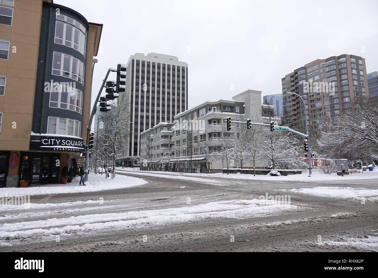 Bellevue, WA, USA. 4 Feb, 2019. Bellevue ist eingeschneit. Es gibt nur sehr wenige Autos und Fußgänger auf den Straßen Stockfoto