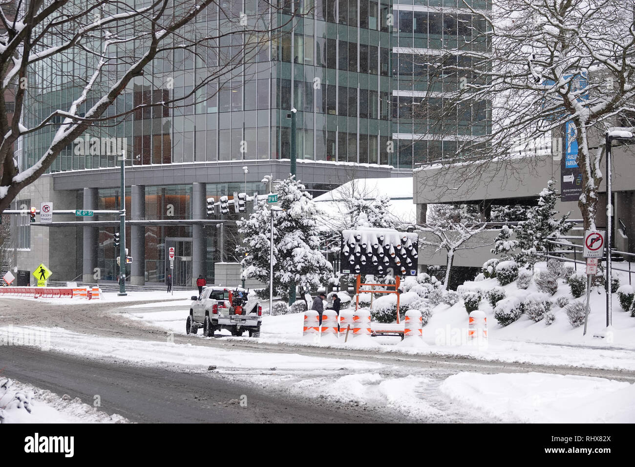 Bellevue, WA, USA. 4 Feb, 2019. Bellevue ist eingeschneit. Es gibt nur sehr wenige Autos und Fußgänger auf den Straßen Stockfoto