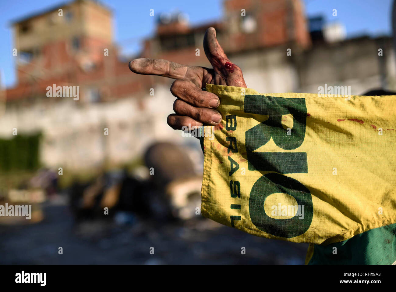 03. Februar 2019, Brasilien, Rio de Janeiro: Everton, 72, zeigt seinen Finger, während Sie ein T-Shirt mit den Worten "Rio" und "Brasil" in der Hand. Everton hat in der Karneval die Vorbereitungen für 28 Jahre miteinbezogen worden. Jetzt lebt er in die armen Viertel der Barrerira tun, Vasco, wo die Zahlen der Karneval Karren der Alegrida da Zona Sul samba Schule gehalten wurden. Die Zahlen sind durch einen Mangel an finanziellen Quellen und recycelt werden und teilweise im Jahr 2019 verwendet. Alegrida da Zona Sul ist die Samba Schule von der Copacabana entfernt. Karneval in Rio 2019 Anfang März. Foto: Fabio Teixei Stockfoto