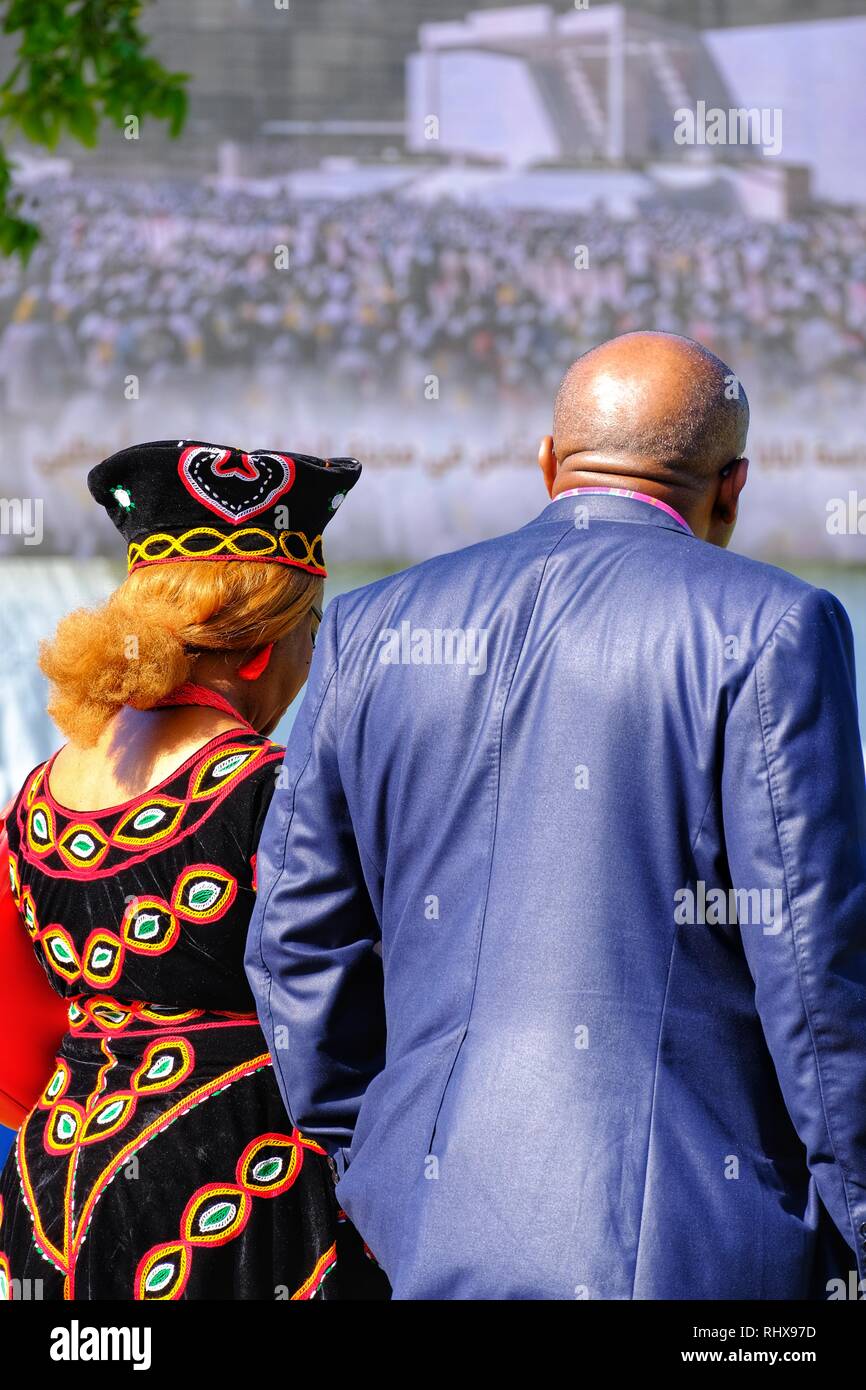 Sheikh Zayed Sports City, Abu Dhabi, VAE - 5. Februar, 2019: Devotees Paare während Papst Franziskus Besuch in Abu Dhabi, VAE. Credit: Fahd Khan/Alamy leben Nachrichten Stockfoto