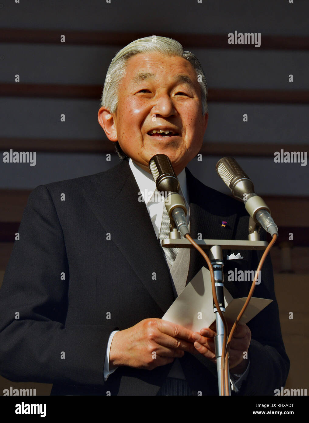 Tokio, Japan. 2 Jan, 2013. Kaiser Akihito liest die Botschaft seines neuen Jahr zu einer Schar von einigen 78.700 Gratulanten vom Balkon des Imperial Palace während ein allgemeines Publikum in Tokio am Mittwoch, 2. Januar 2012. Der 79-jährige Monarch brachte seine Hoffnung zum Ausdruck, dass die Opfer und Überlebenden des März 11, 2011, Katastrophe nicht vergessen werde und für den Frieden in der Welt gebetet werden. Credit: Natsuki Sakai/LBA/Alamy leben Nachrichten Stockfoto