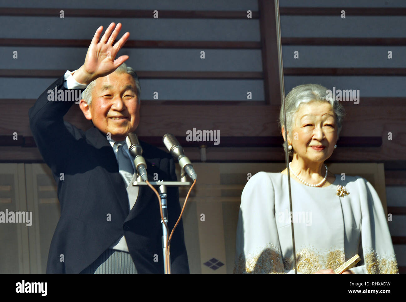 Tokio, Japan. 2 Jan, 2013. Kaiser Akihito, Links, und Kaiserin Michiko Welle zu einer Schar von einigen 78.700 Gratulanten vom Balkon des Imperial Palace während der Generalaudienz ist ein neues Jahr in Tokio am Mittwoch, 2. Januar 2012. Der 79-jährige Monarch verlängerte seinen jährlichen Botschaft für das Jahr, in dem er hoffen, dass die Opfer und Überlebenden des März 11, 2011, Katastrophe nicht vergessen werde und für den Frieden in der Welt gebetet werden. Credit: Natsuki Sakai/LBA/Alamy leben Nachrichten Stockfoto