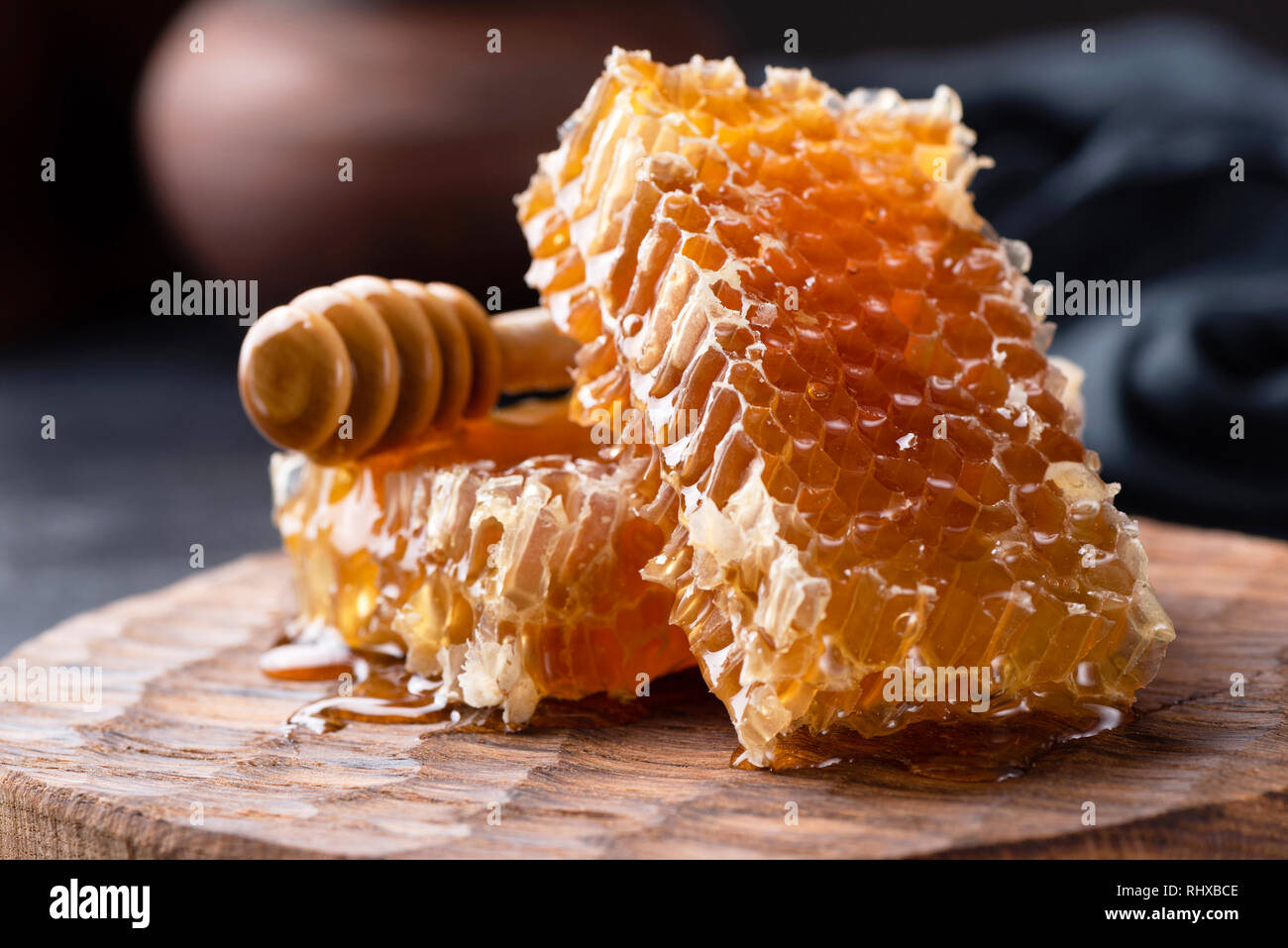 Wabe und Honig Pendelarm auf Holzbrett. Selektive konzentrieren. Raw Honig, Natürlicher Honig Stockfoto