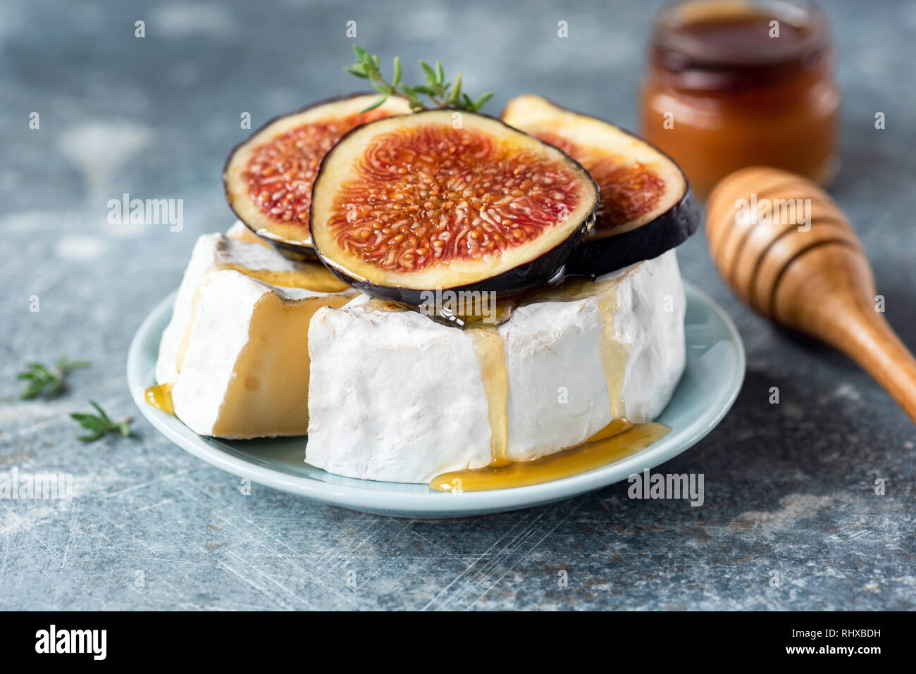 Brie oder Camembert mit Feigen und Honig an der Platte. Lecker weißem Käse Detailansicht Stockfoto
