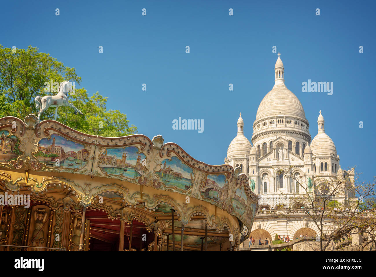 Vintage Karussell und der Basilika von Sacré-Coeur in Montmartre, Paris, Frankreich Stockfoto