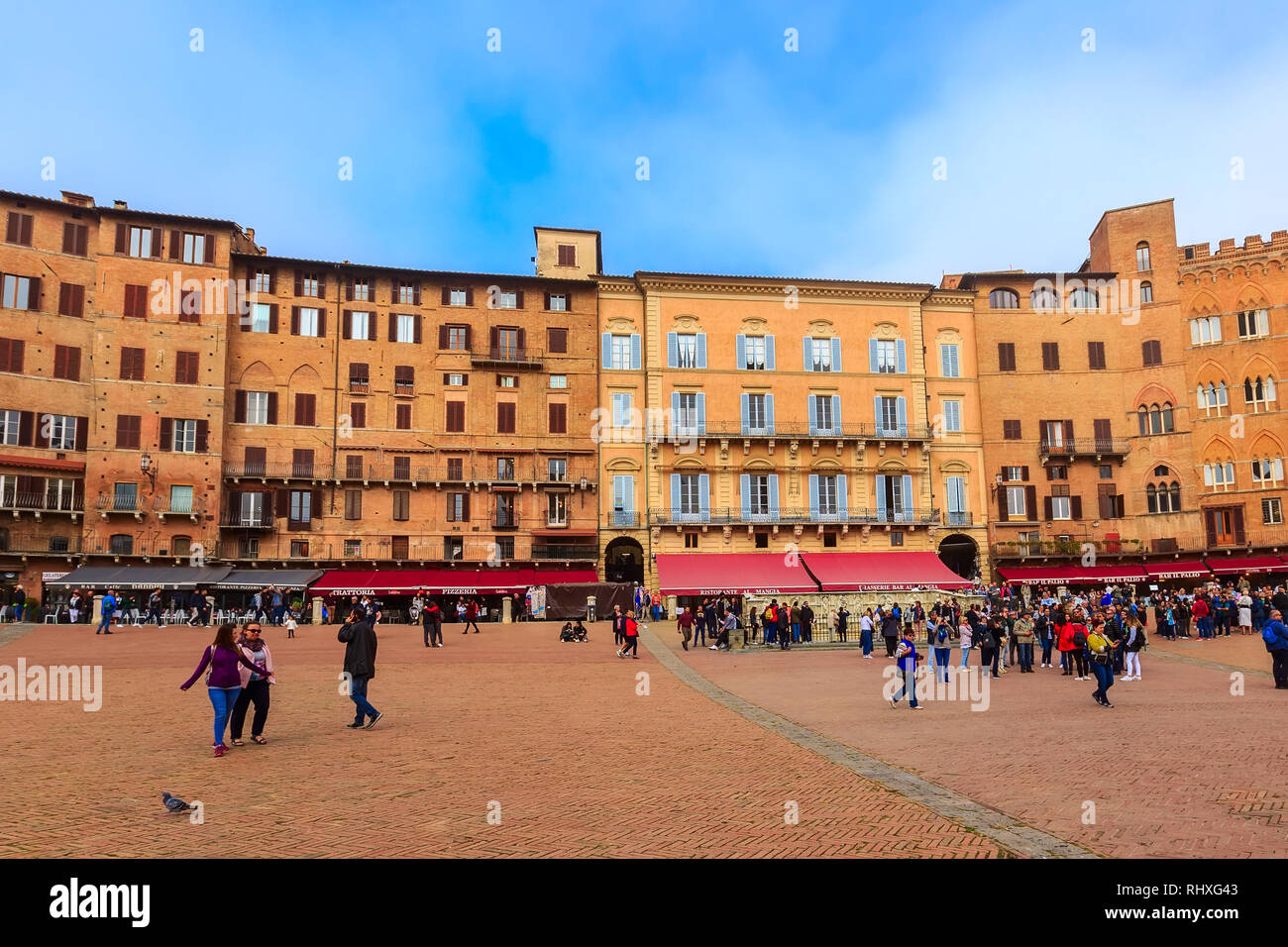 Siena, Italien - Oktober 25, 2018: Panorama der Campo Platz oder die Piazza del Campo mit Cafes, Restaurants und die Leute in der Toskana Stadt Stockfoto