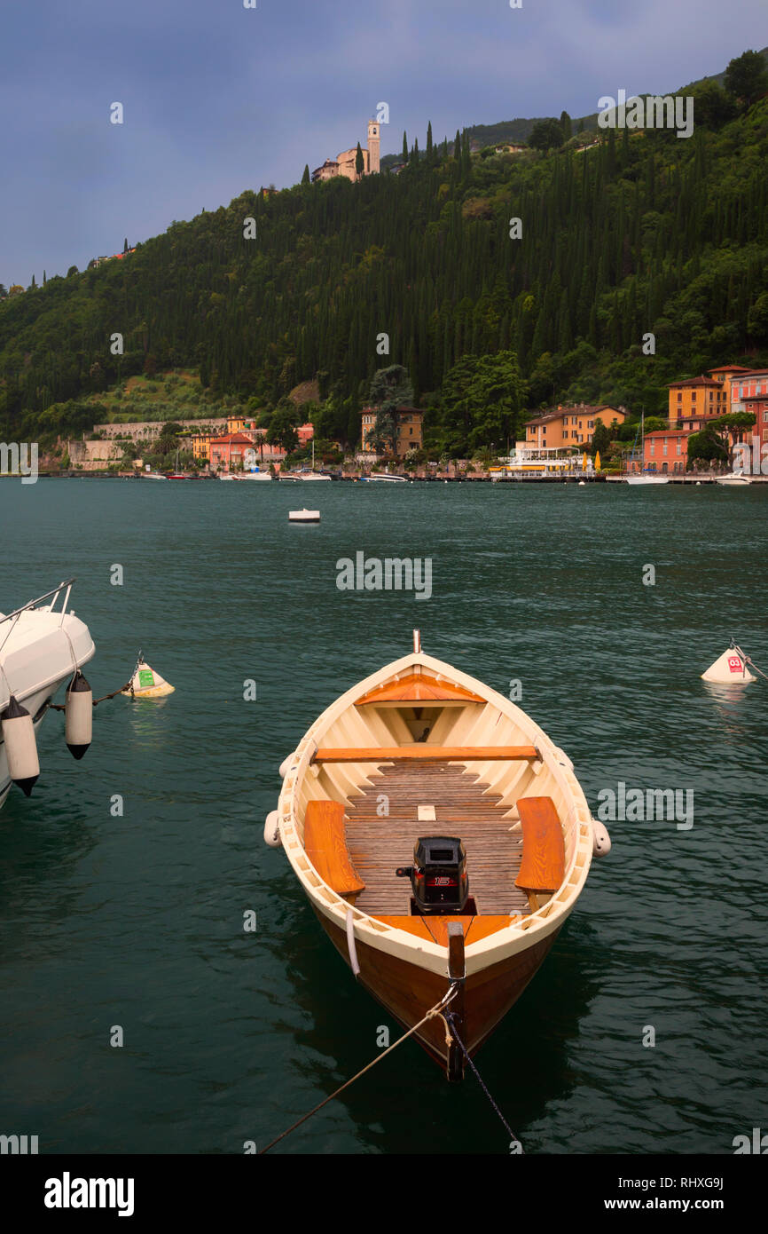 Blick über den Gardasee zu bornico von Toscolano-Maderno, Provinz Brescia, Lombardei, Italien. Stockfoto