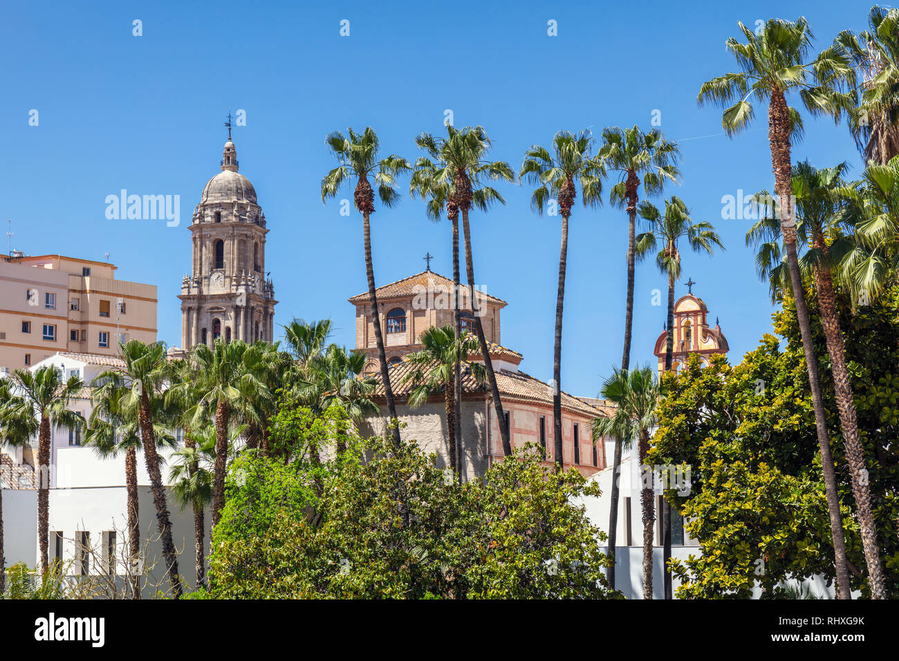 Malaga, Costa del Sol, Provinz Malaga, Andalusien, Südspanien. Ansicht der Altstadt Malagas von der Calle Alcazabilla. Turm der Kathedrale auf der rechten, San Agustin c Stockfoto