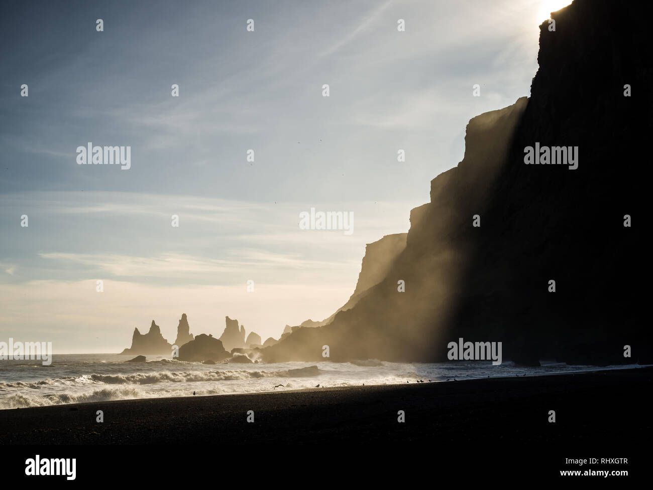 Warmen Sonnenstrahlen am Nachmittag Licht und Möwen am Strand in Island. Stockfoto