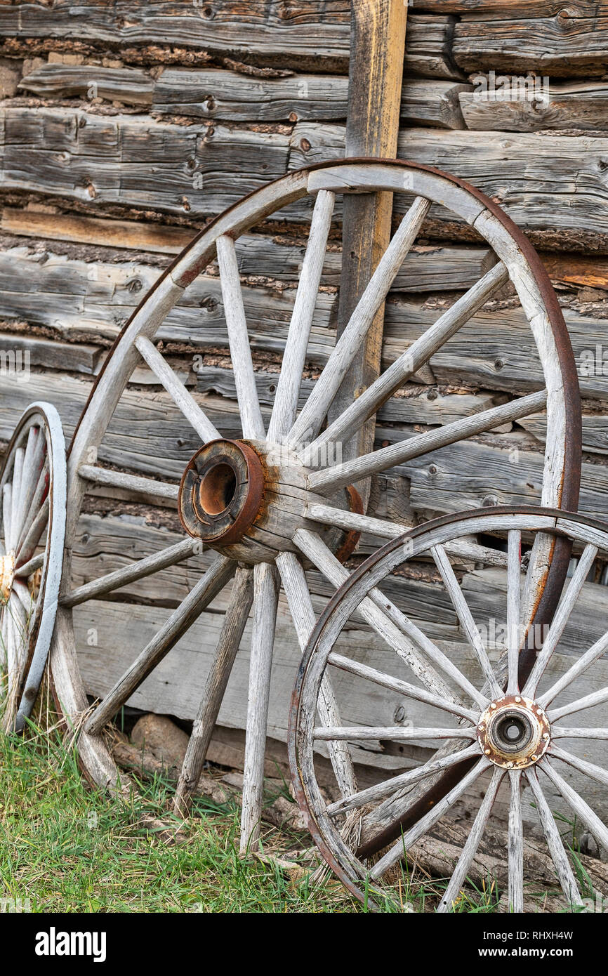 Alte Wagenräder in Elizabethtown, Kentucky, USA, eine ehemalige Bergbaustadt und jetzt eine verlassene Geisterstadt. Stockfoto