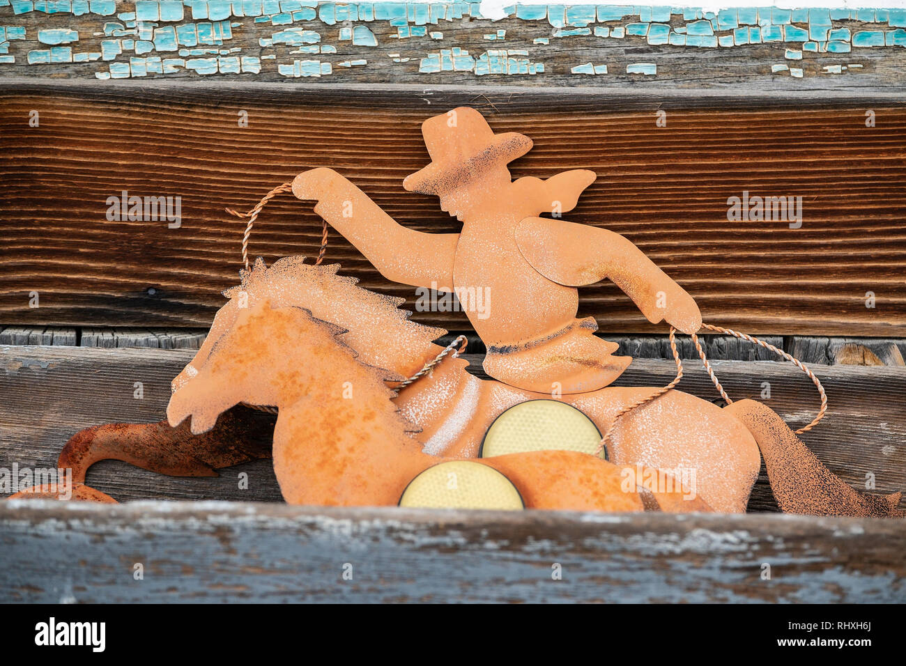 Rostiger alter Metallschnitt aus einem Cowboy und Pferd in Elizabethtown, New Mexico, USA, einer ehemaligen Bergbaustadt und heute einer verlassenen Geisterstadt. Stockfoto