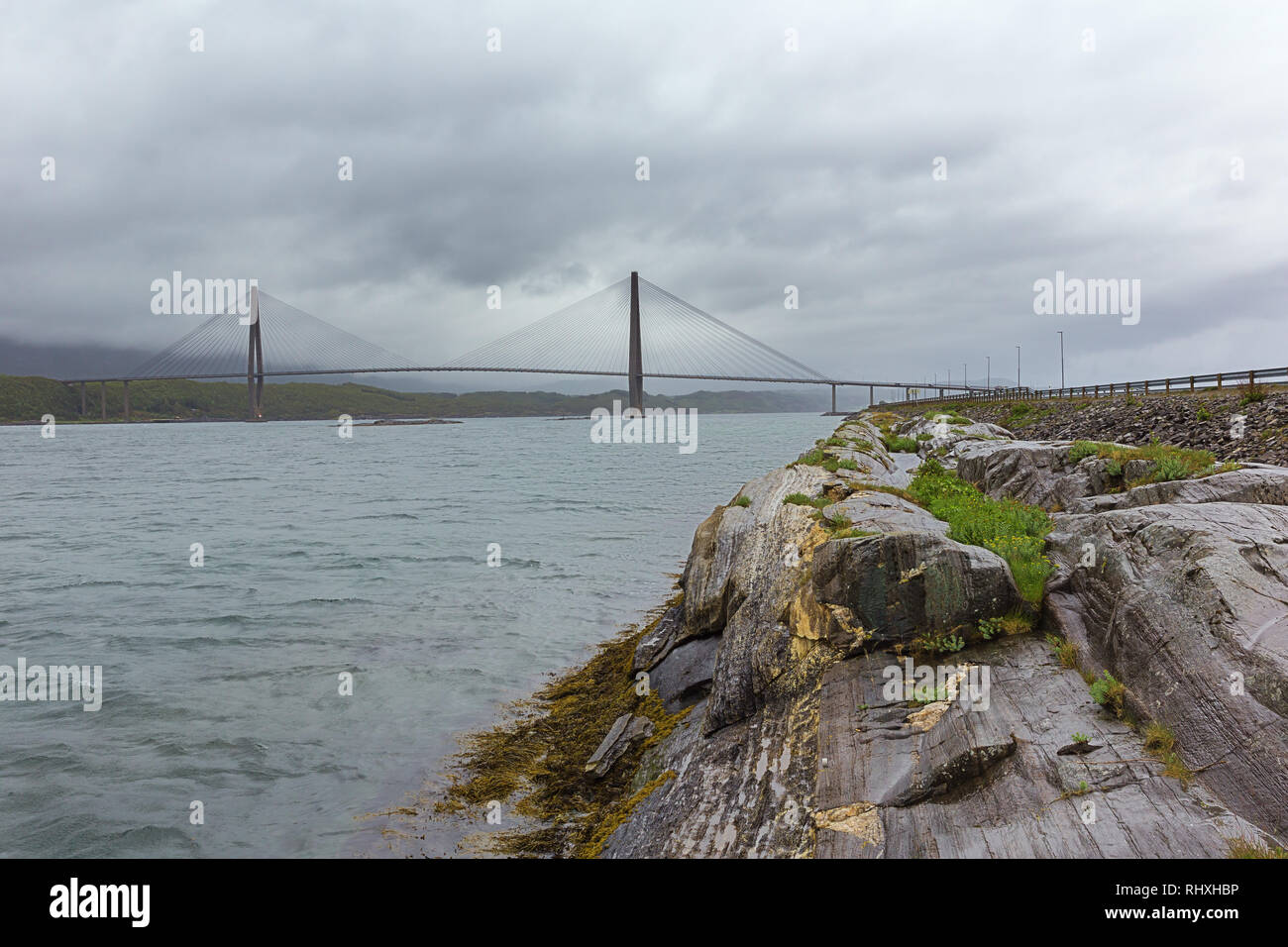 Ansicht der Helgeland Brücke auf der Straße beim Verlassen Sandnessjoen Stockfoto