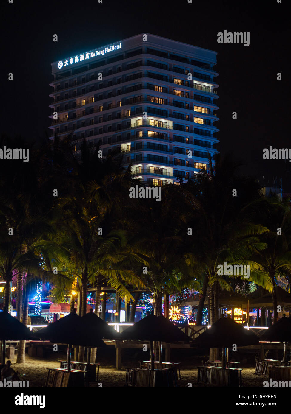 Nacht Strand mit Cafe Stockfoto