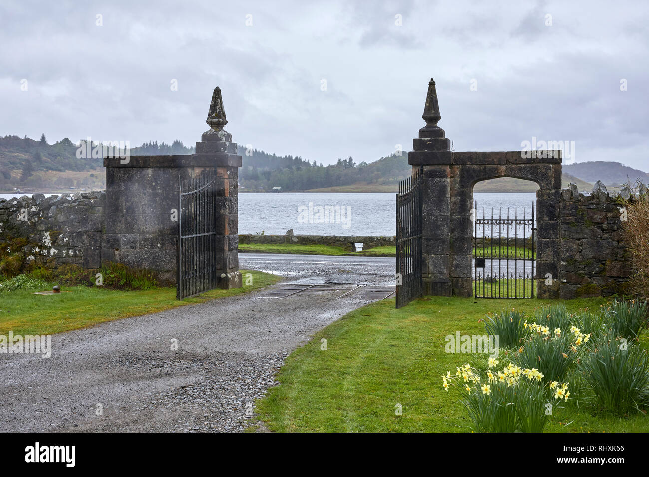 Die ARDCHATTAN PRIORY GARDENS 1. Mai 2018 Stein Tore am Eingang durch Loch Etive Stockfoto