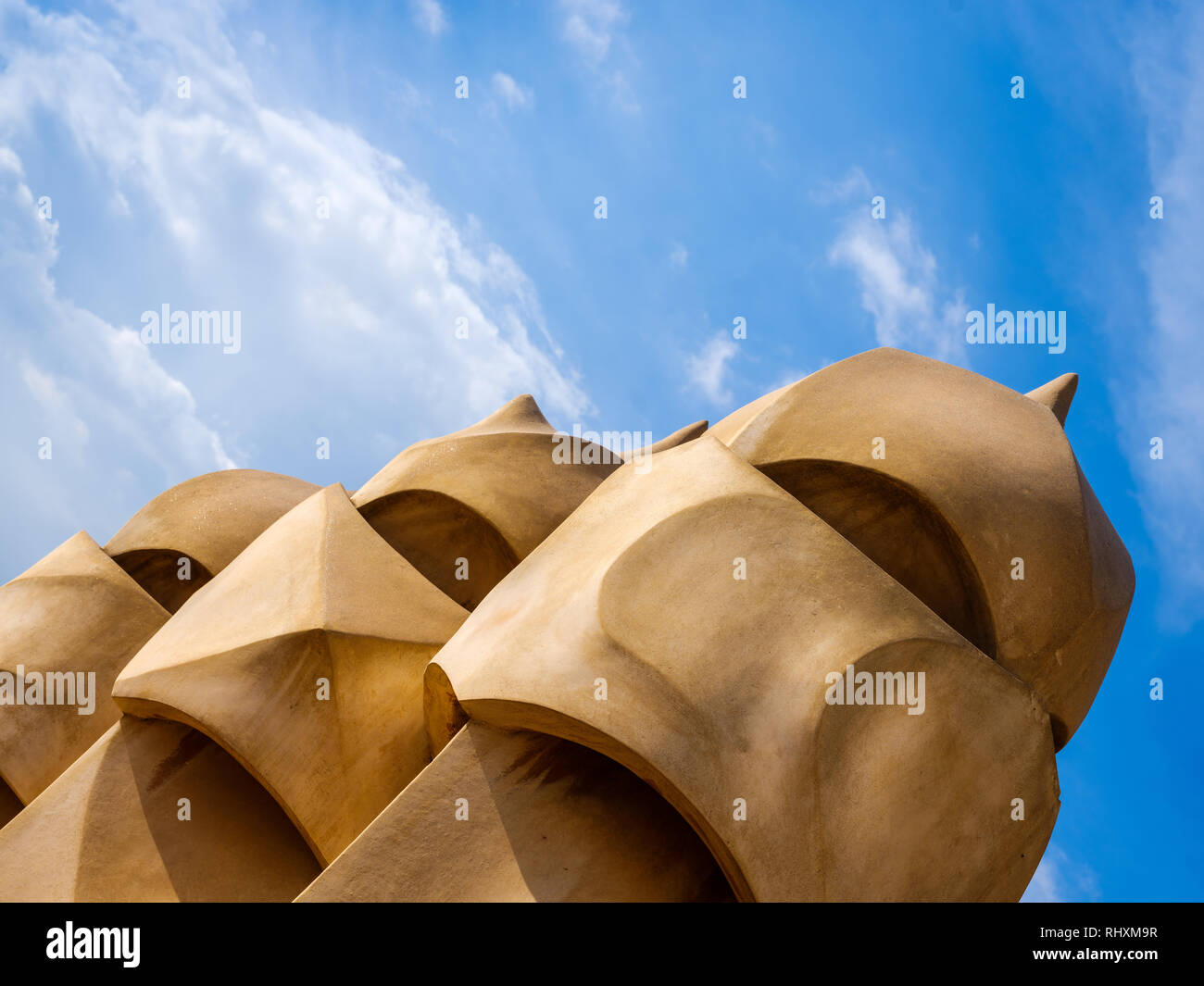 BARCELONA, SPANIEN - ca. Mai 2018: Detail der Lüftungstürme in La Pedrera, Casa Mila oder der Steinbruch bekannt. Ein berühmter Gebäude in der c Stockfoto