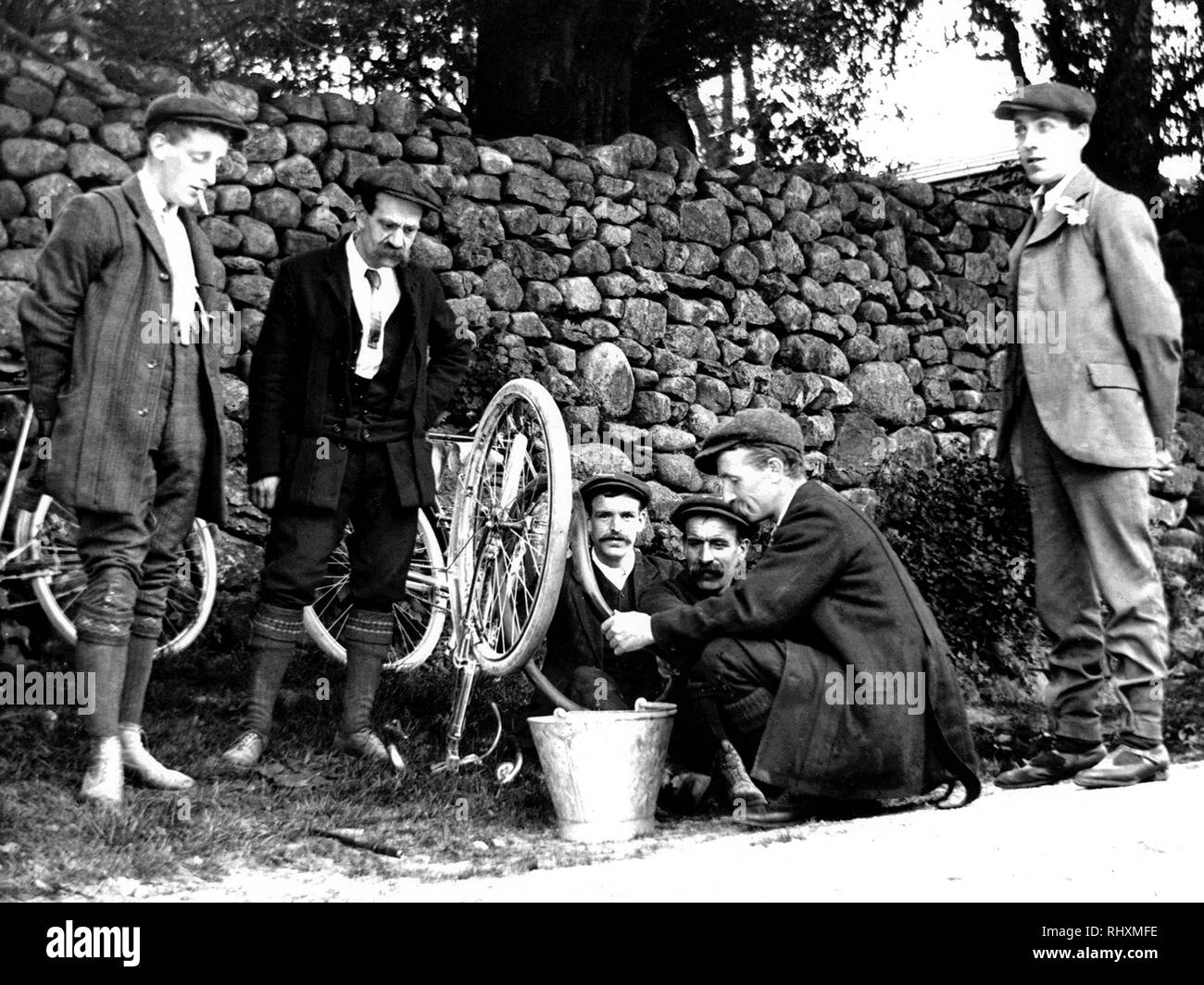 Reparatur einer Reifenpanne, frühe Radfahren Stockfoto