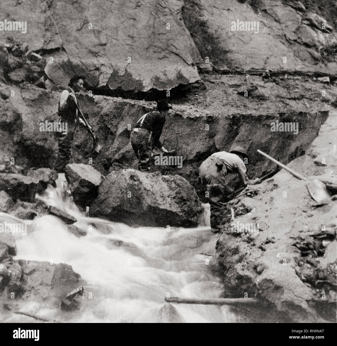 Gold Bergleute bei der Arbeit, Alaska 1898, hydraulische Bergbau im Sommer möglicherweise an der Basis des Gletschers Stockfoto