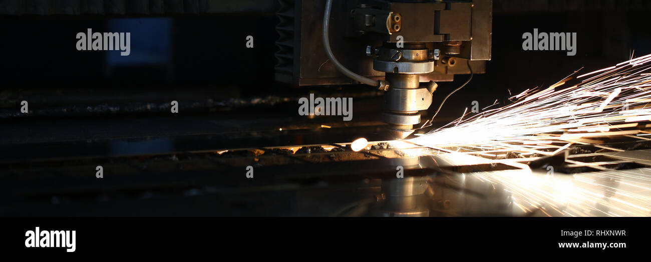 Funken fliegen, Machine Head für die Metallbearbeitung Stockfoto