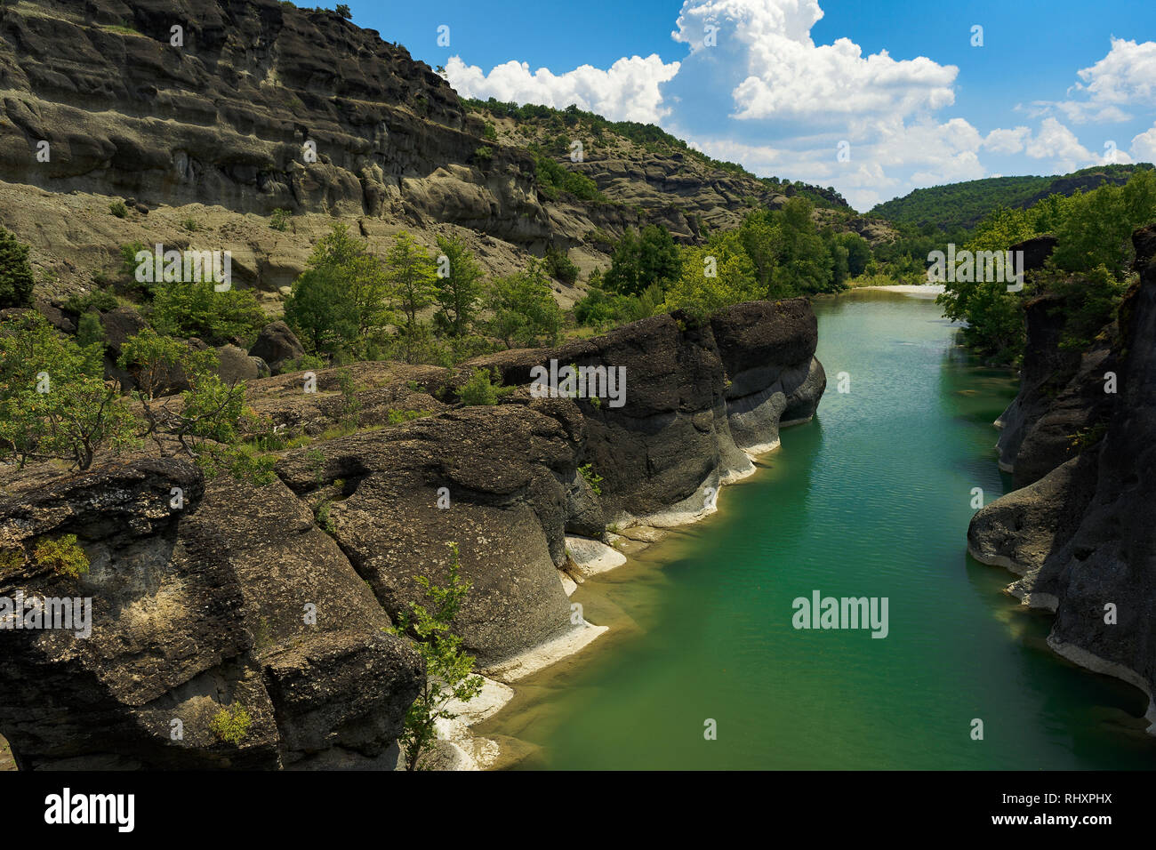 Fluss Venetikos fließt durch den Grevena Provinz und hat Felsformationen mit Schichten zu Tausenden Jahren der geologischen Entwicklung Prozesse bezeugen Stockfoto