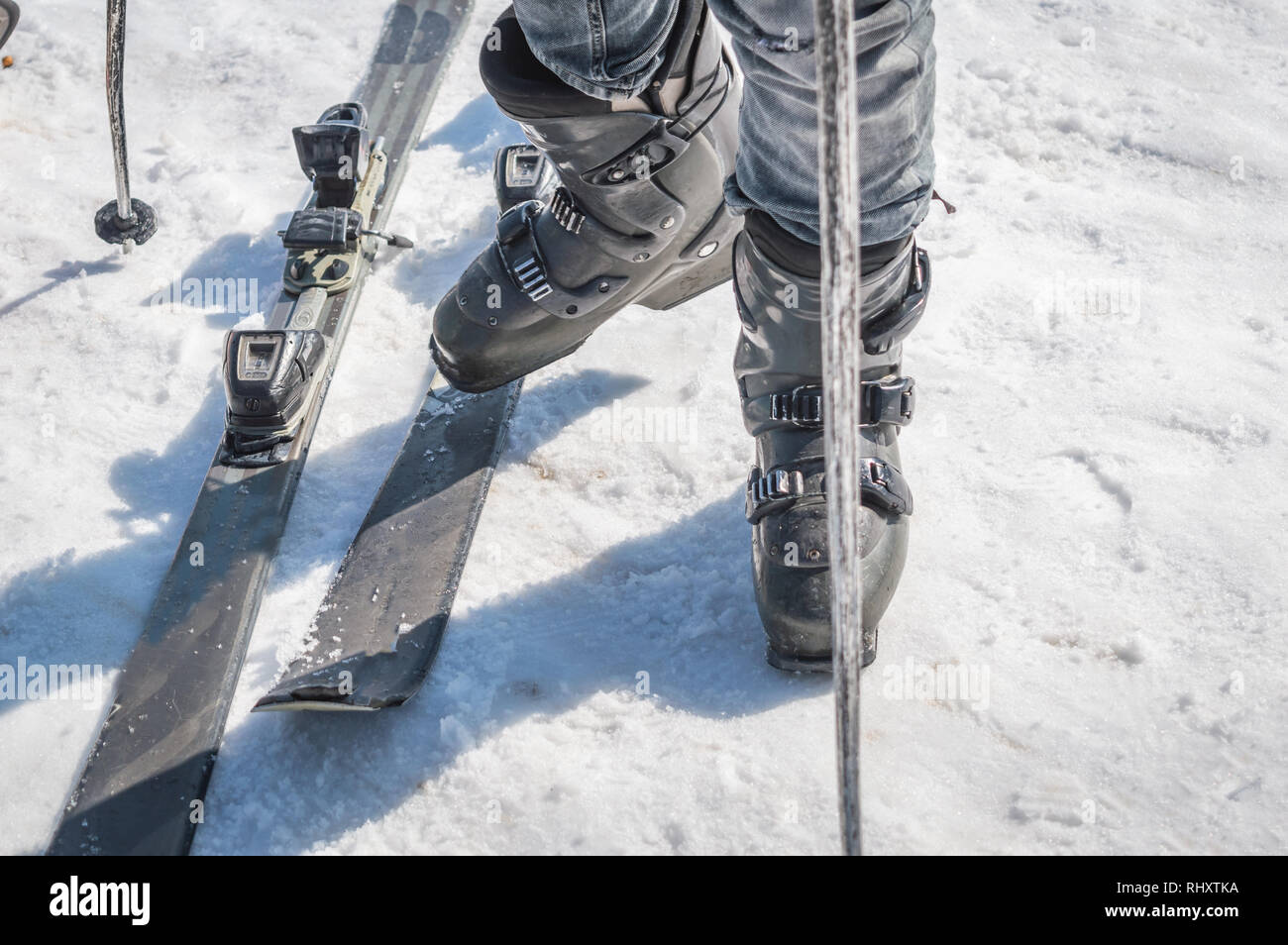 Eine Person, die Befestigung seiner ski Schuhe Skischuhe ski Stockfoto