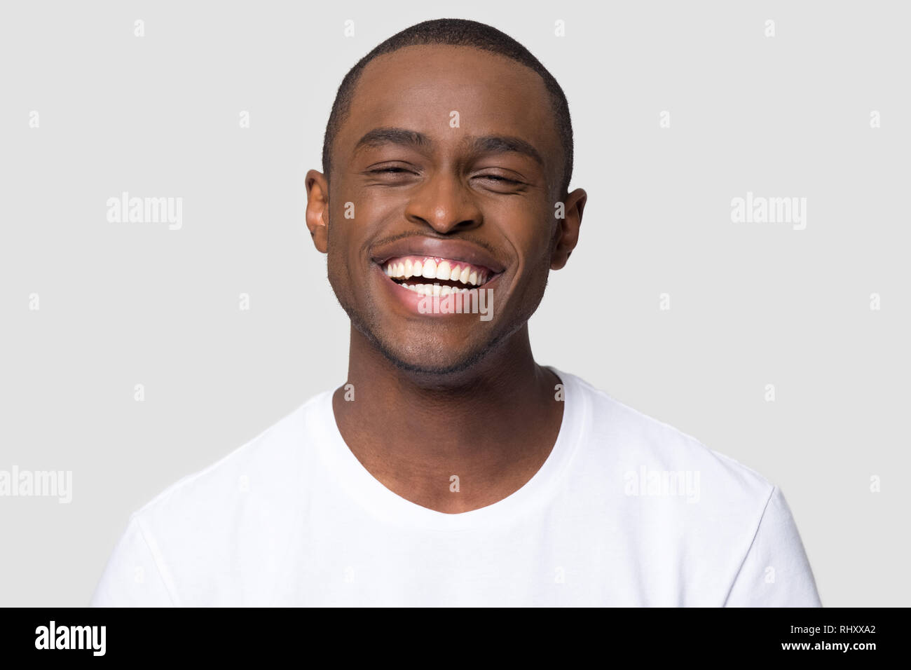 Fröhliches happy afrikanischen tausendjährigen Mann Lachen auf Studio Hintergrund isoliert Stockfoto