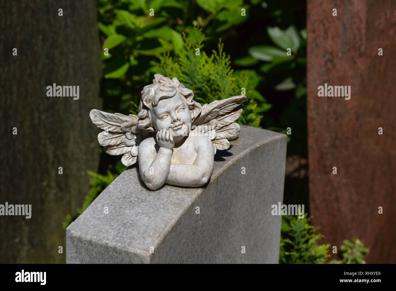 Engel Figur unterstützt das Kinn mit seiner Hand und liegt auf einem Marmor Stein Stockfoto