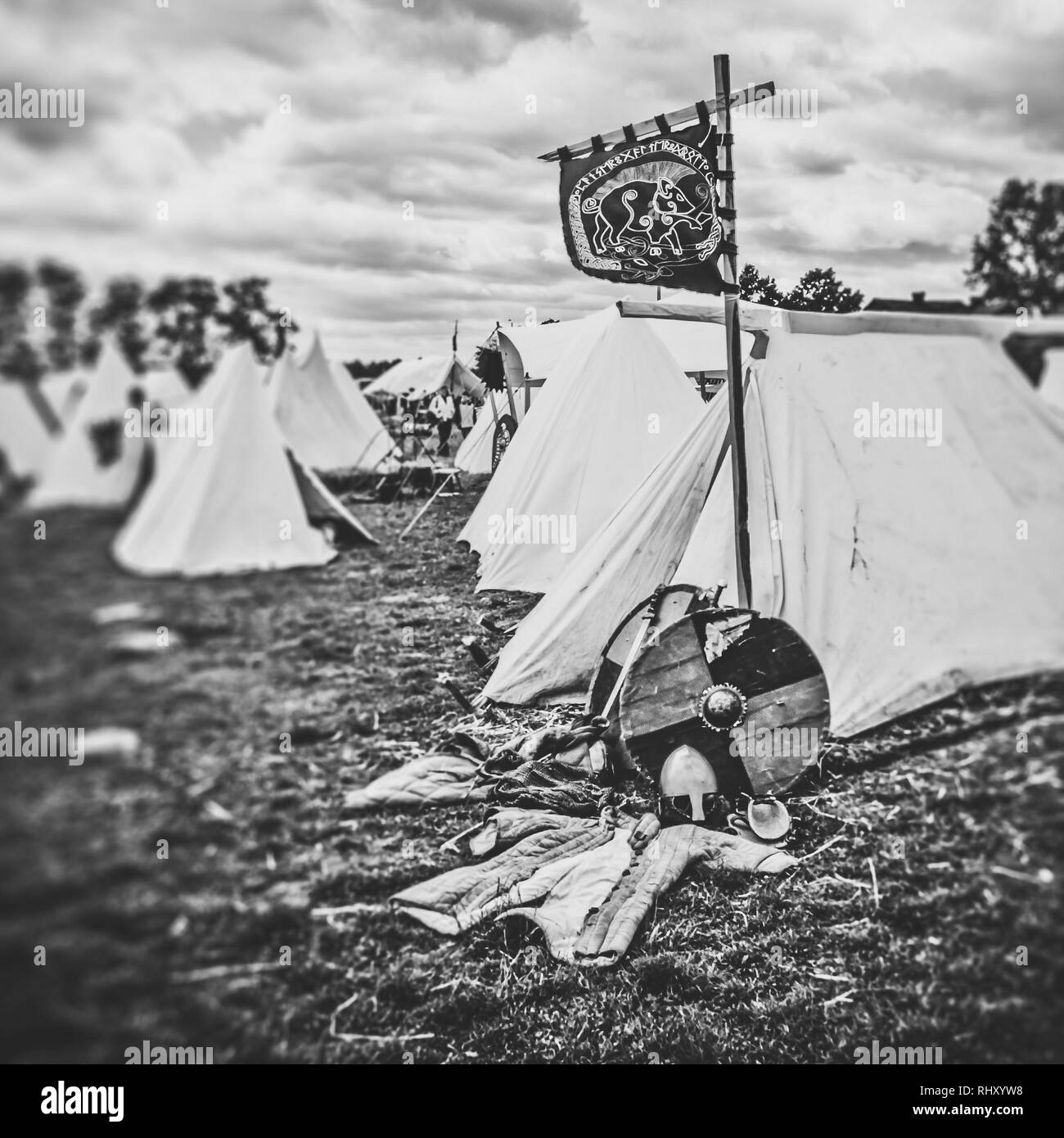 Viking Camp, traditionellen Zelten während Invasionen und clan Flagge schwenkten auf Wind verwendet Stockfoto