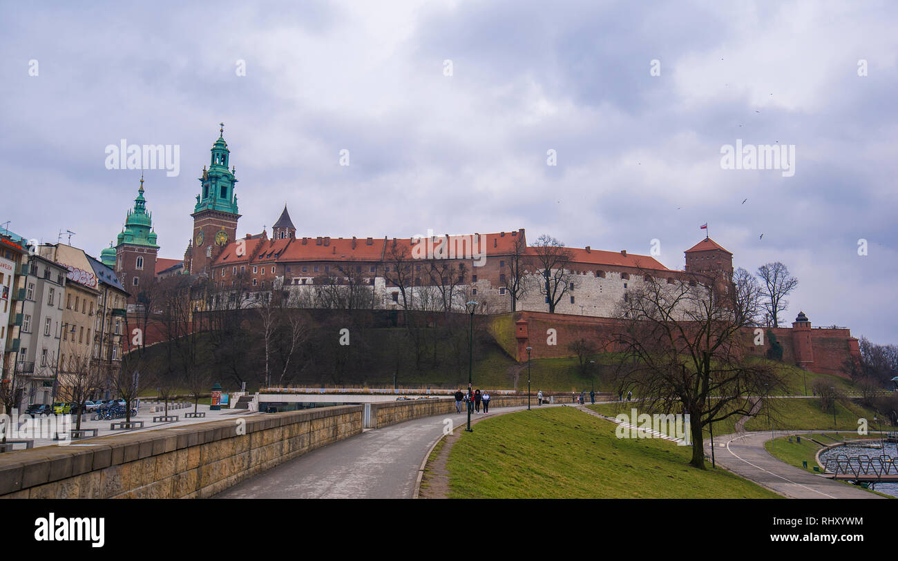 Blick auf die Kathedrale auf dem Wawel (katedra Wawelska, na Wawelu) und das Königliche Schloss Wawel der polnischen Könige auf dem Wawel in Krakau, Polen. Stockfoto