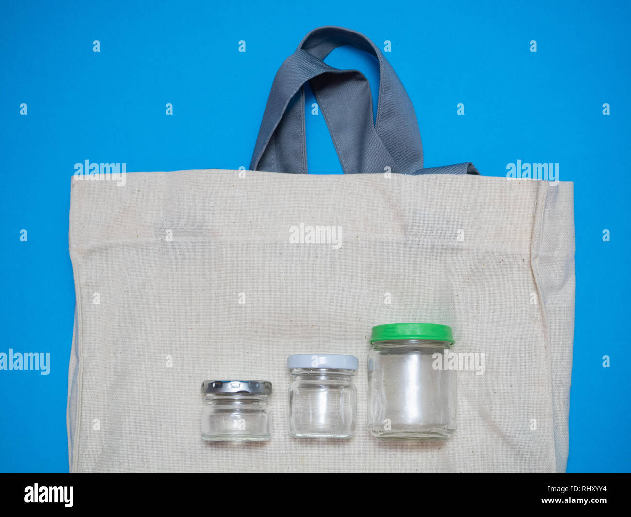 Umweltfreundliche Materialien für Lebensmittel Verpackung. Paar Gläsern und Stoffbeutel für Store Stockfoto