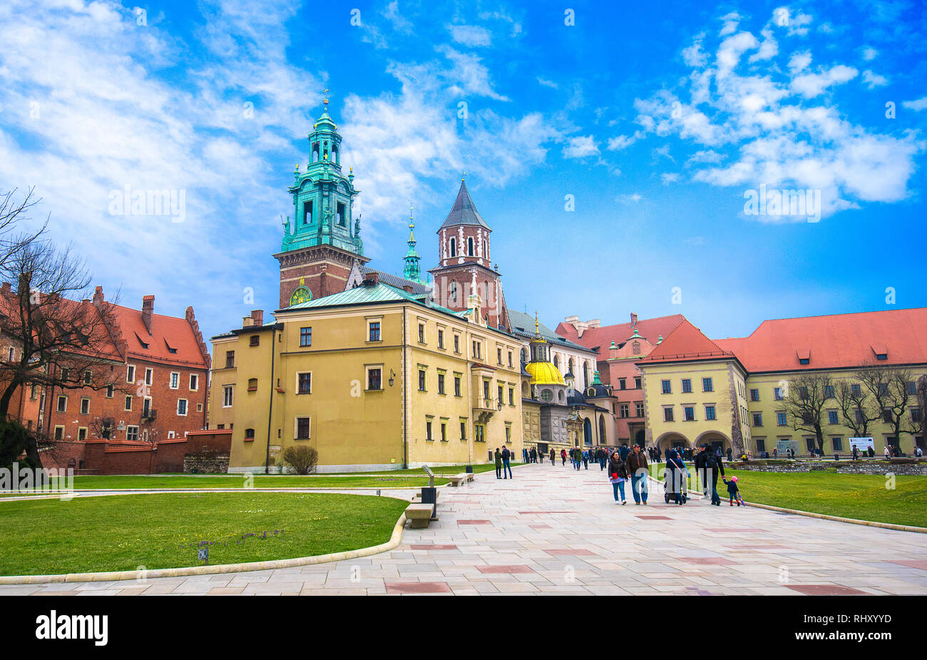 Blick auf die Kathedrale auf dem Wawel (katedra Wawelska, na Wawelu) und das Königliche Schloss Wawel der polnischen Könige auf dem Wawel in Krakau, Polen. Stockfoto