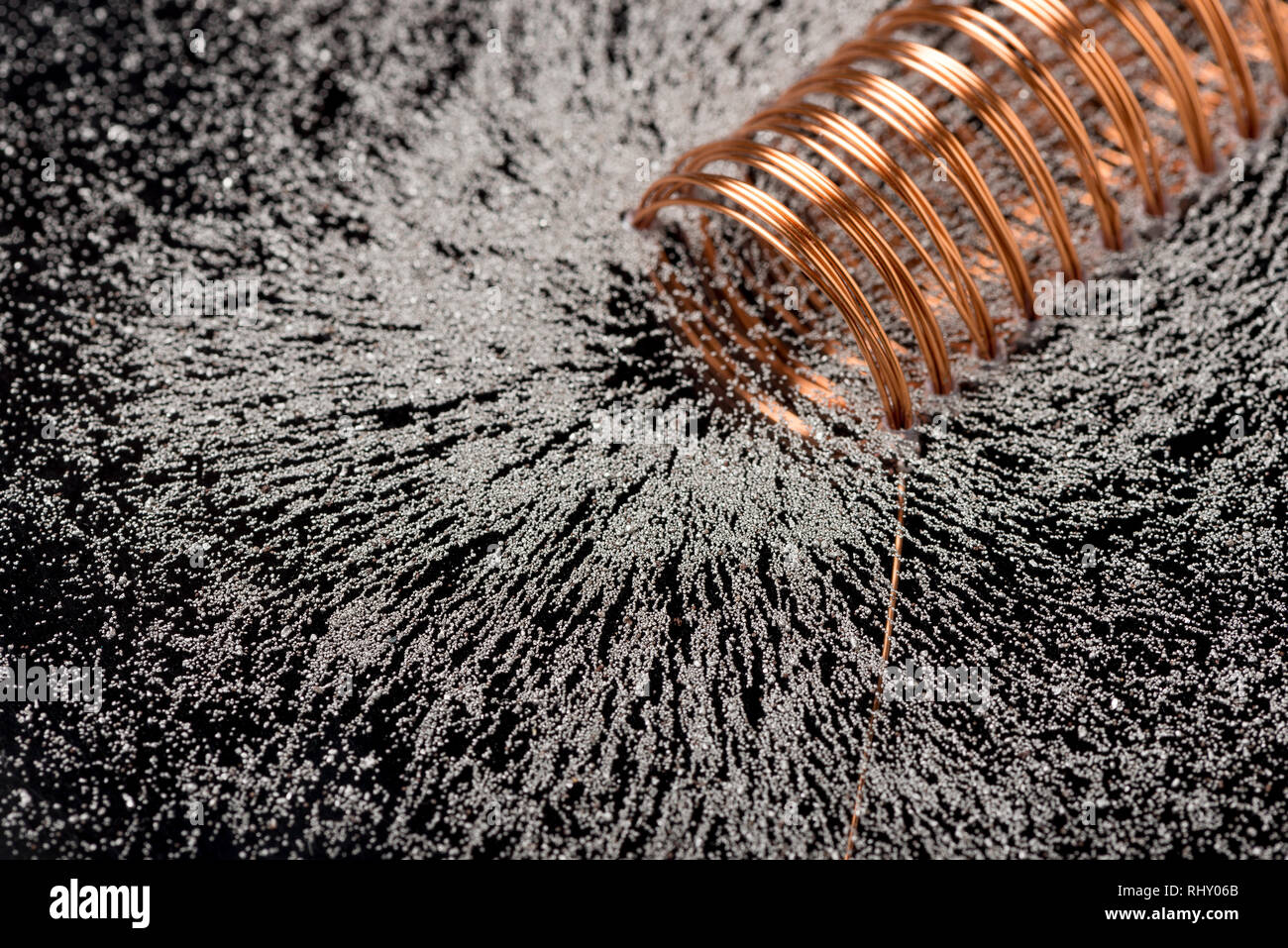 Schwache elektromagnetische Felder verursachen Magnetismus, wenn hohe  Spannung und Strom durch die Wicklungen aus Kupferdraht mit magnetischen  Fluss Pattern übergeben Stockfotografie - Alamy